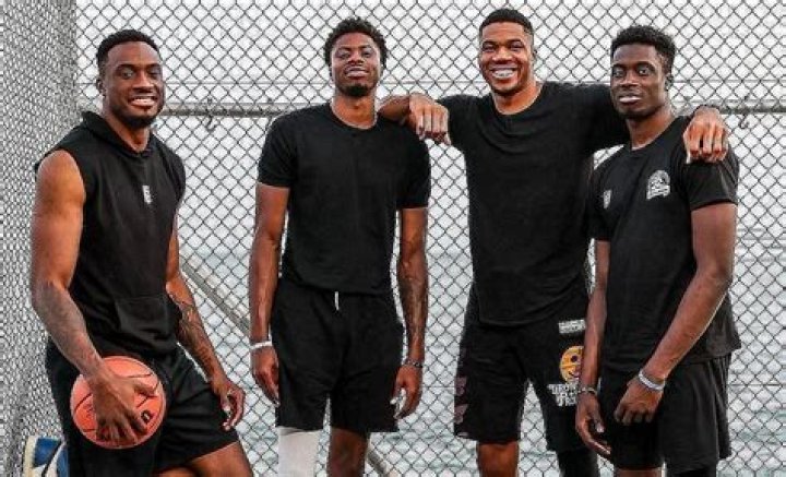 Are giannis and thanasis antetokounmpo brothers?