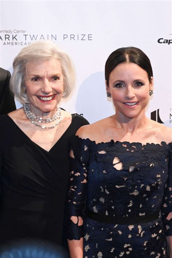 Are julia louis-dreyfus and wanda sykes friends?