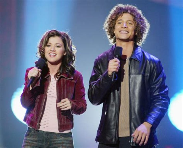 Are kelly clarkson and justin guarini friends?