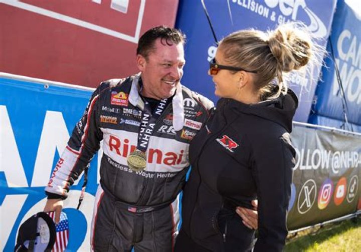 Are tony stewart and leah pruett engaged?