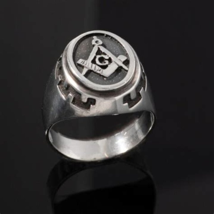Can a non mason wear a masonic ring?