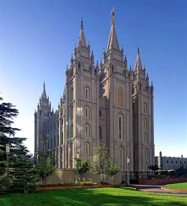 Can anyone enter the mormon tabernacle?