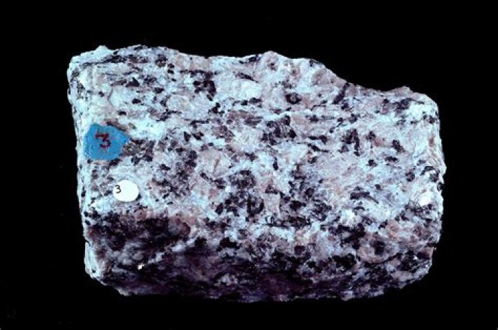 Can biotite be white?