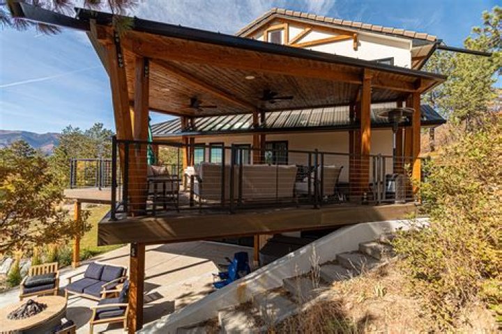 Can freestanding deck be attached to house?