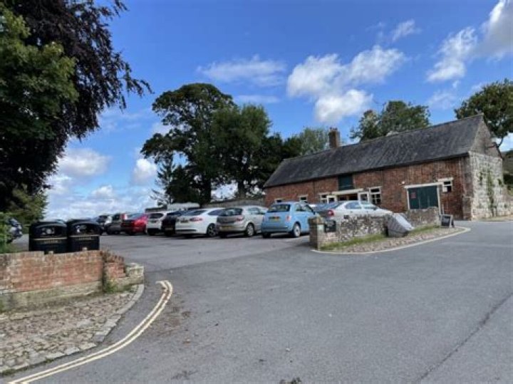 Can i park at avebury?