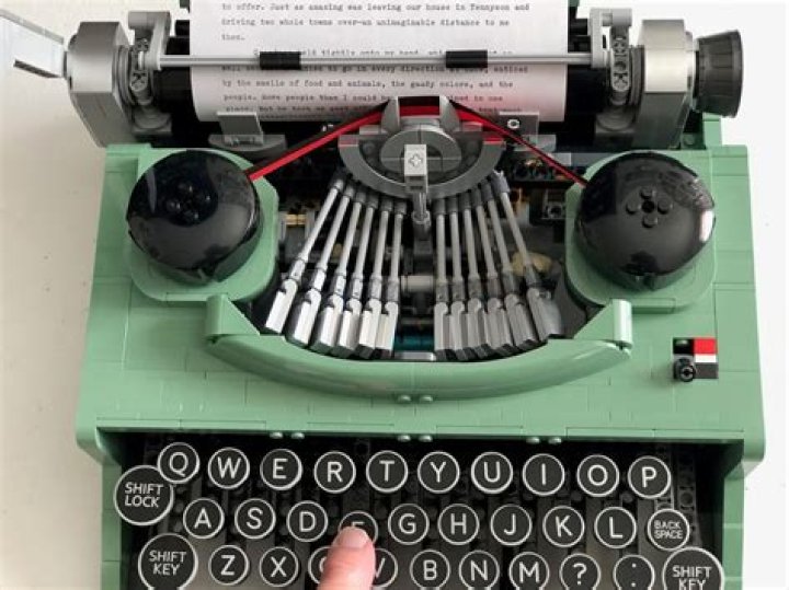 Can lego typewriter type?