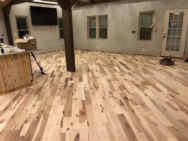 Can wooden floors be mopped?