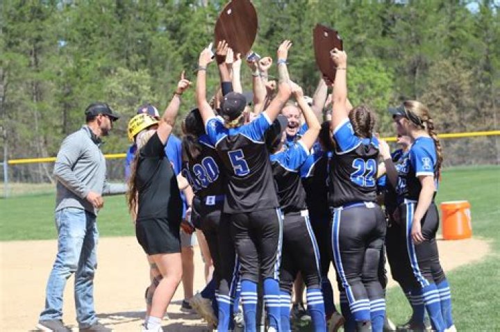 Can you lead off in college softball?