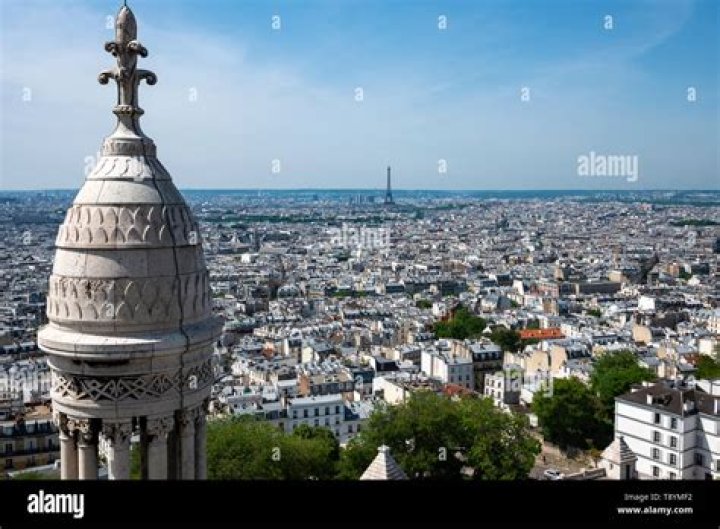 Can you see the eiffel tower from montmartre?