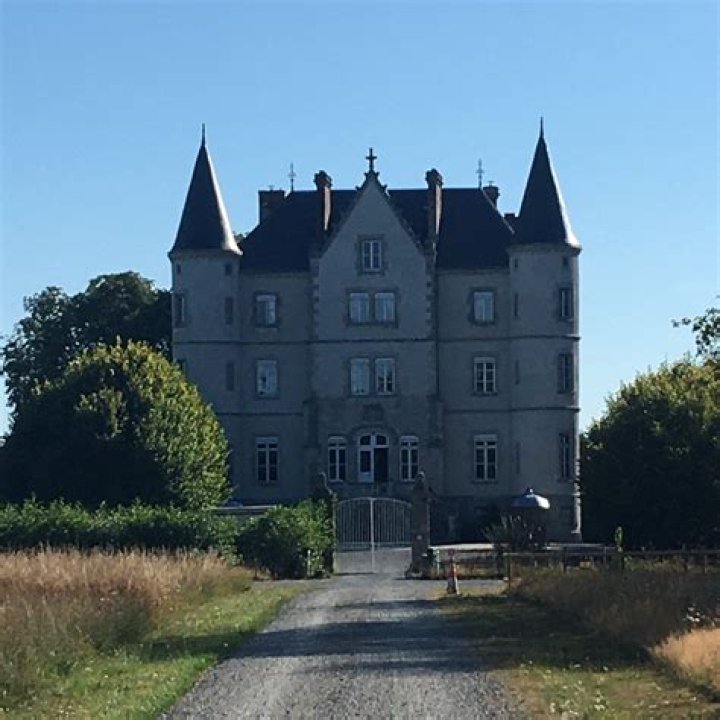 Can you stay at chateau de la motte husson?
