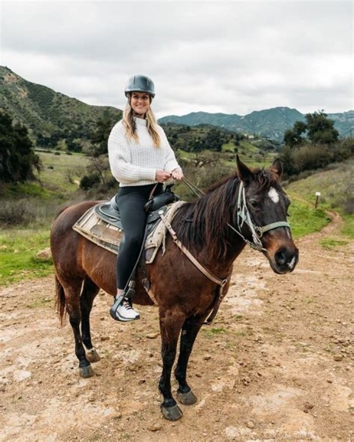 Can you wear sneakers horseback riding?