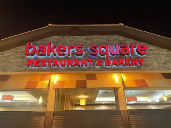 Did bakers square in naperville close?