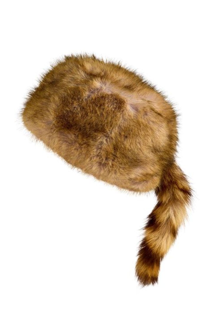 Did daniel boone wear a coonskin cap?