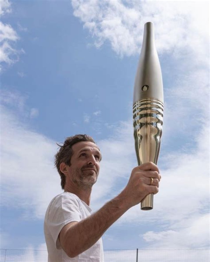 Did david tennant carry the olympic torch?