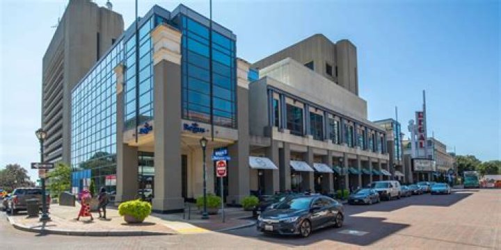 Did henry hill live in rockville centre?