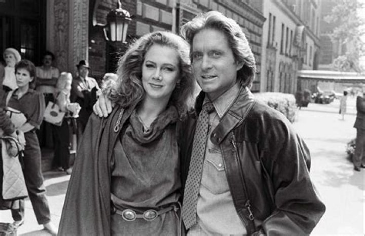 Did kathleen turner and michael douglas date?