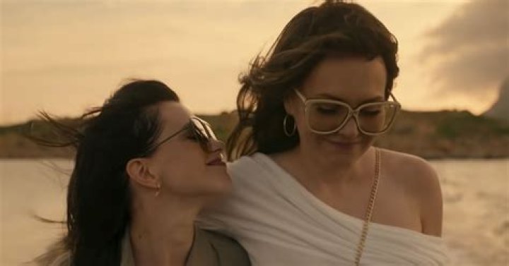 Did massimo really see laura on the beach?