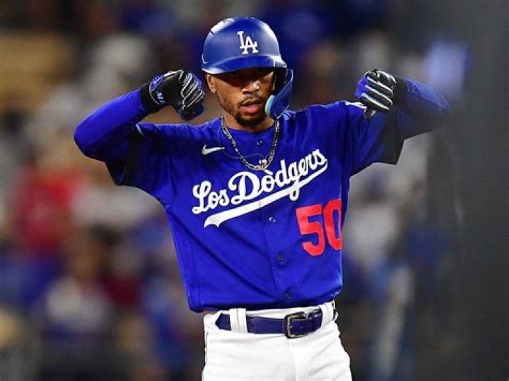 Did mookie betts sign with the dodgers?