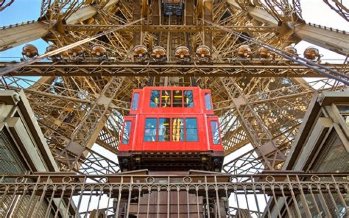 Did the eiffel tower always have elevators?