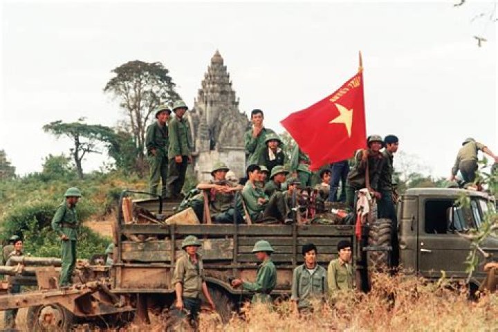 Did vietnam invade cambodia?