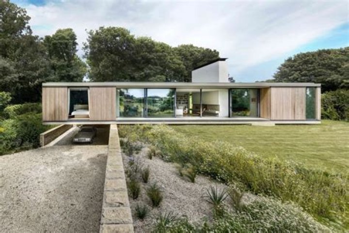 Do architects design houses?