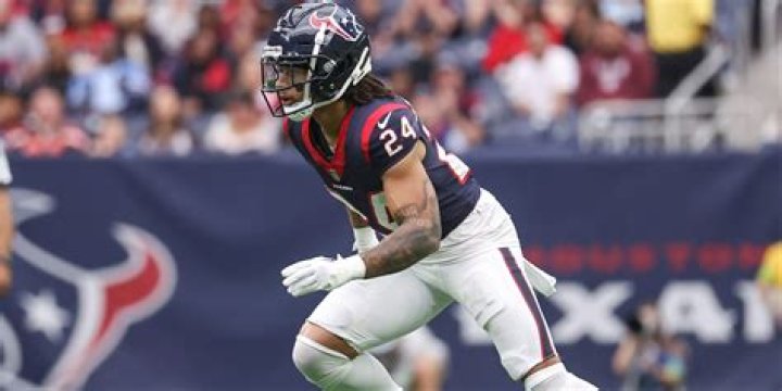 Do cornerbacks wear gloves?