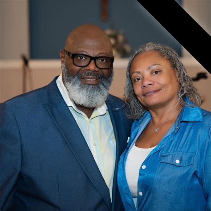 Do deacon and sarah stay together?