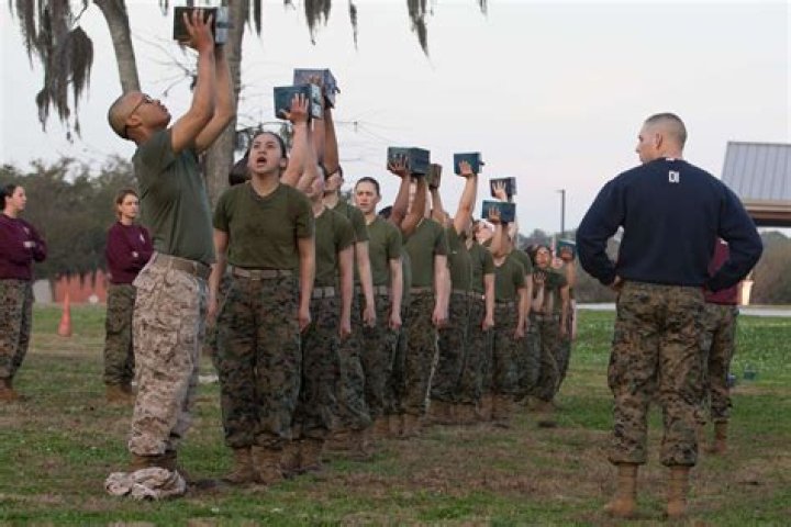 Do female marines go to parris island?