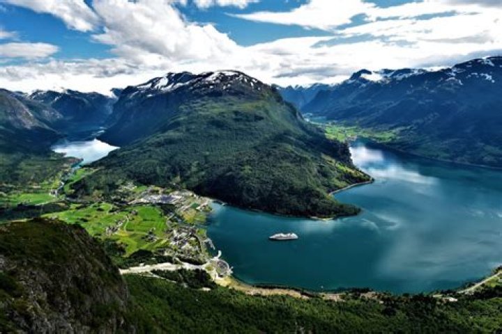 Do fjords have tides?