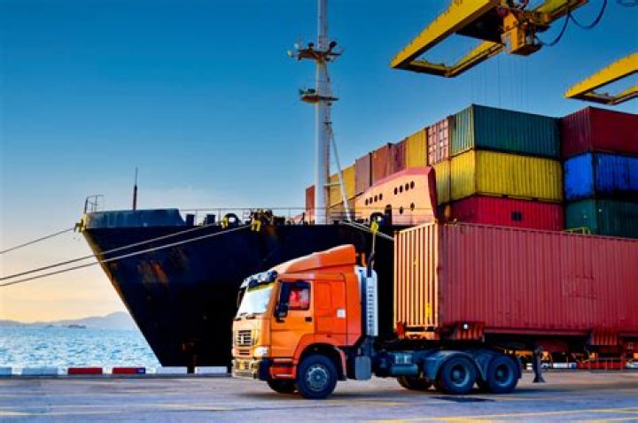 Do freight forwarders own trucks?