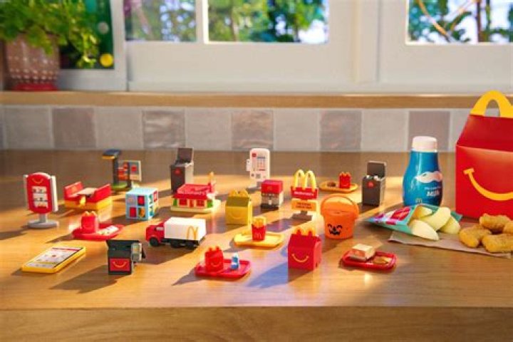 Do happy meals still come with toys?