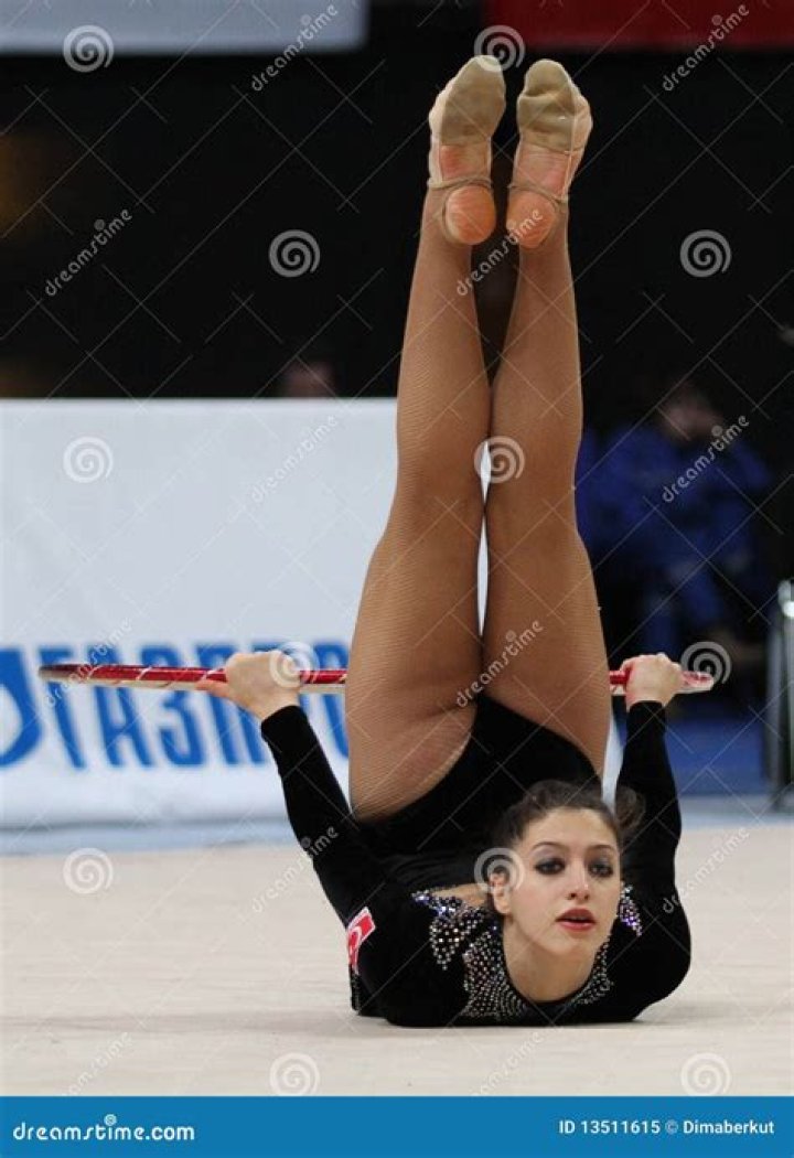 Do rhythmic gymnasts wear tights?