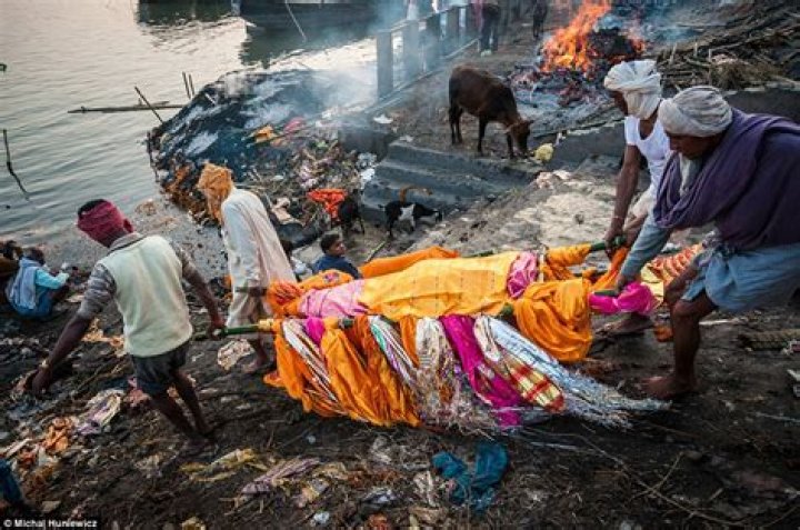Do sikh burn their dead bodies?