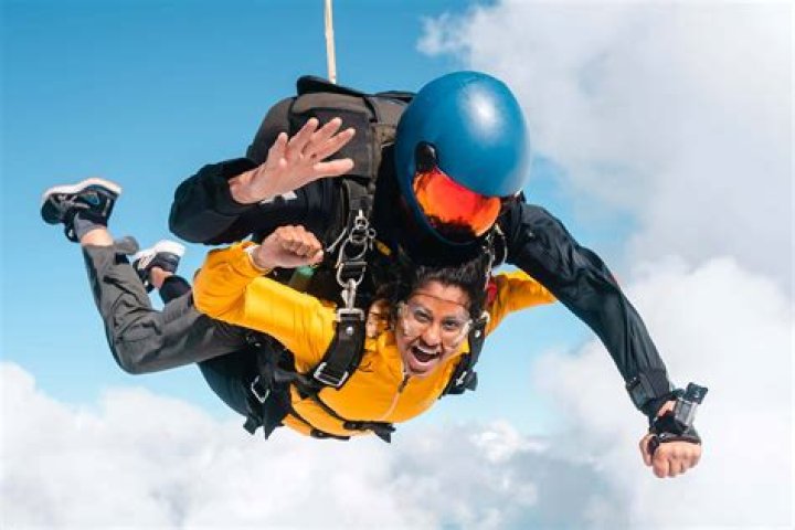 Do skydiving instructors get paid well?