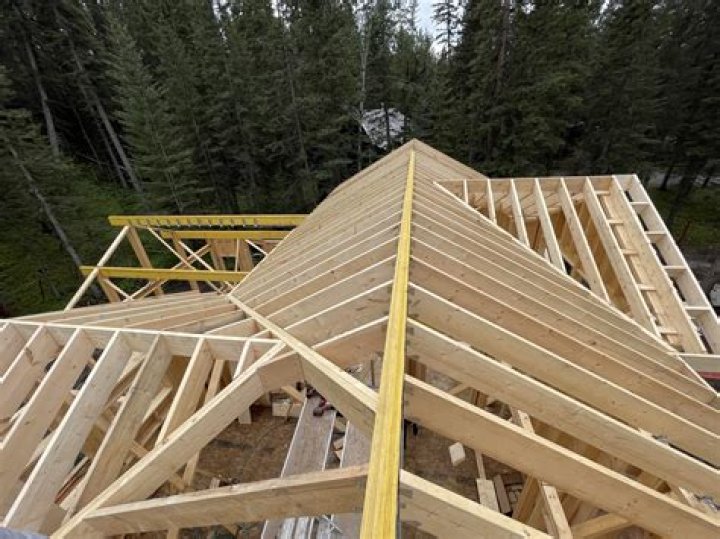 Does a hip roof support itself?