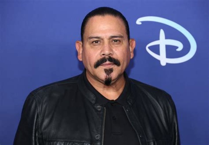 Does alvarez die in mayans?
