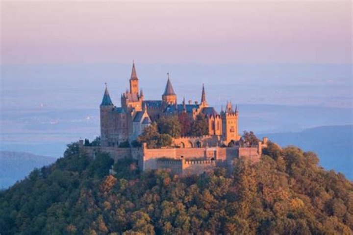 Does anyone live in hohenzollern castle?