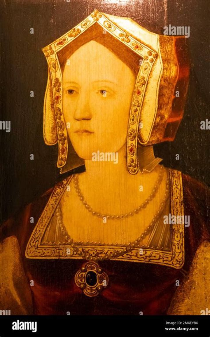 Does catherine of aragon became queen?