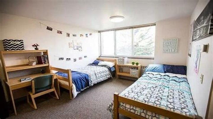 Does cuny have dorms?