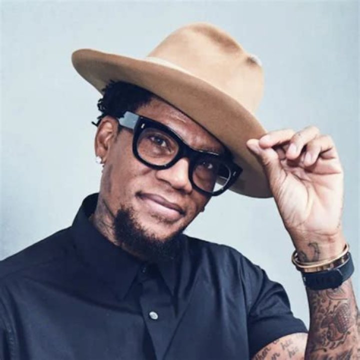 Does d l hughley have tattoos?