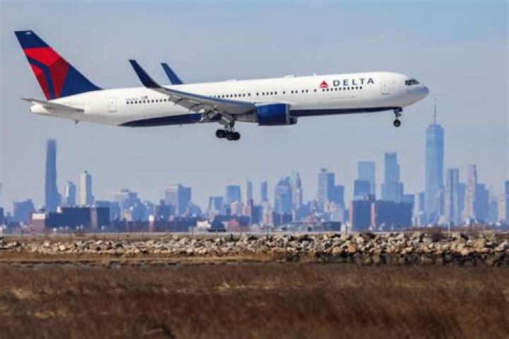Does delta fly out of islip?