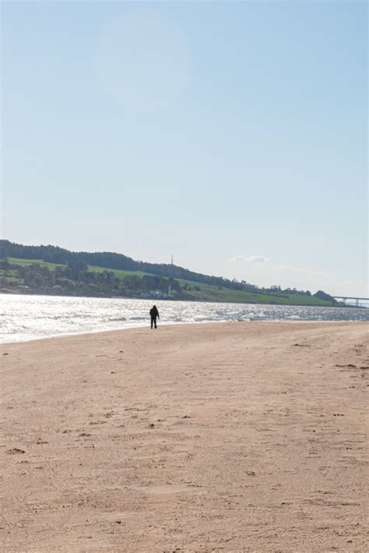 Does dundee have a beach?
