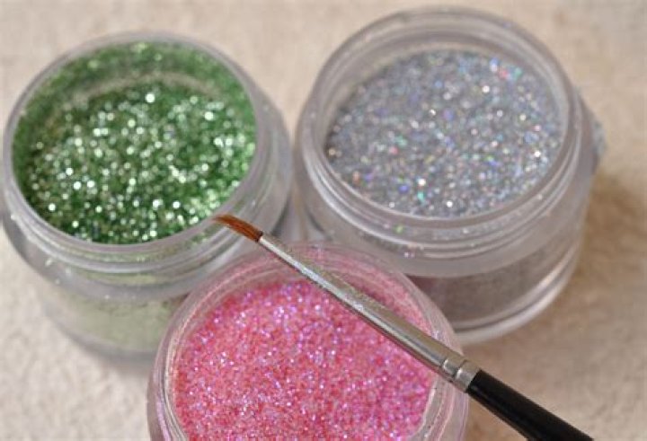 Does edible glitter dissolve?