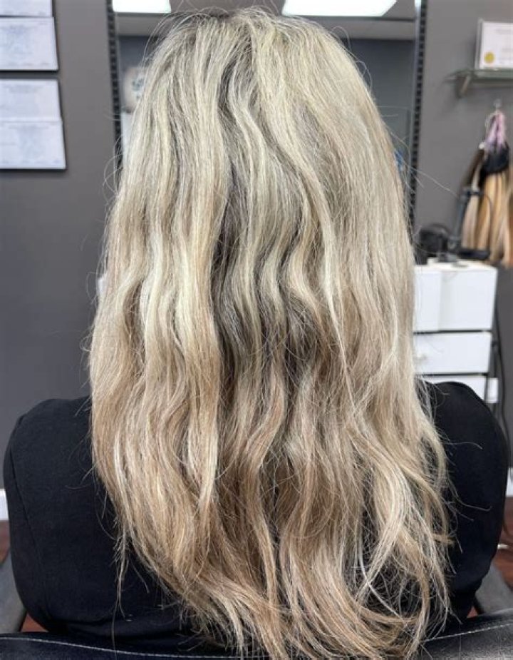 Does elle macpherson have hair extensions?