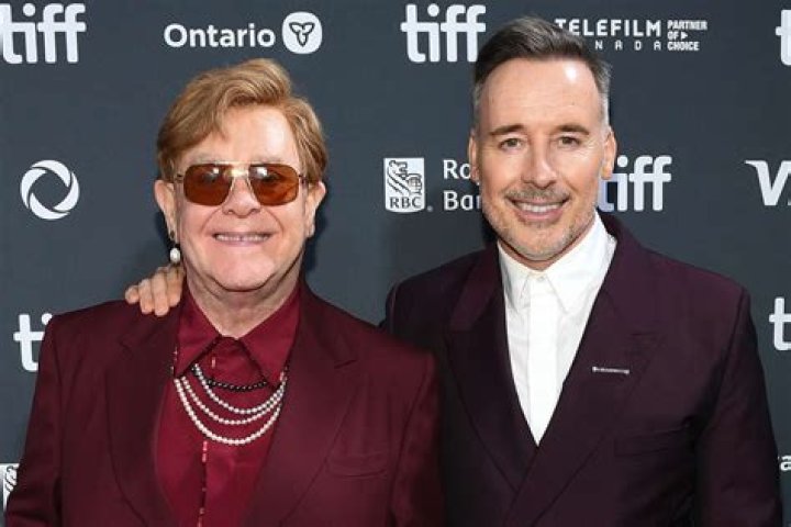 Does elton john still tour?