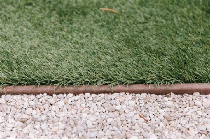 Does gravel stop grass from growing?