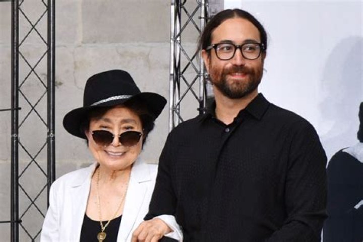 Does julian lennon like yoko ono?