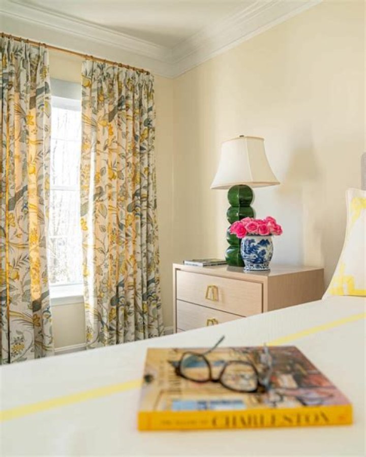 Does linen white look yellow?