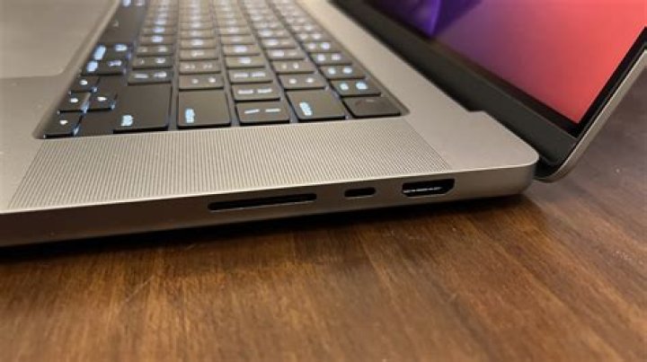 Does macbook pro have cd rom?