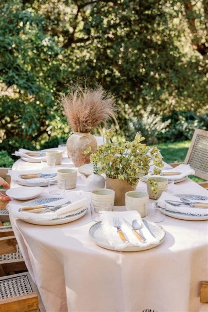 Does napkin go on plate?